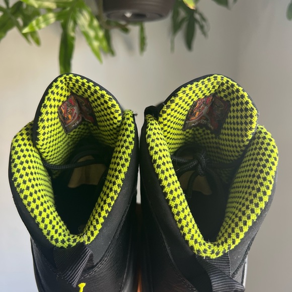 Jordan Retro 5 Venom Black Sneakers - Picture 14 of 15